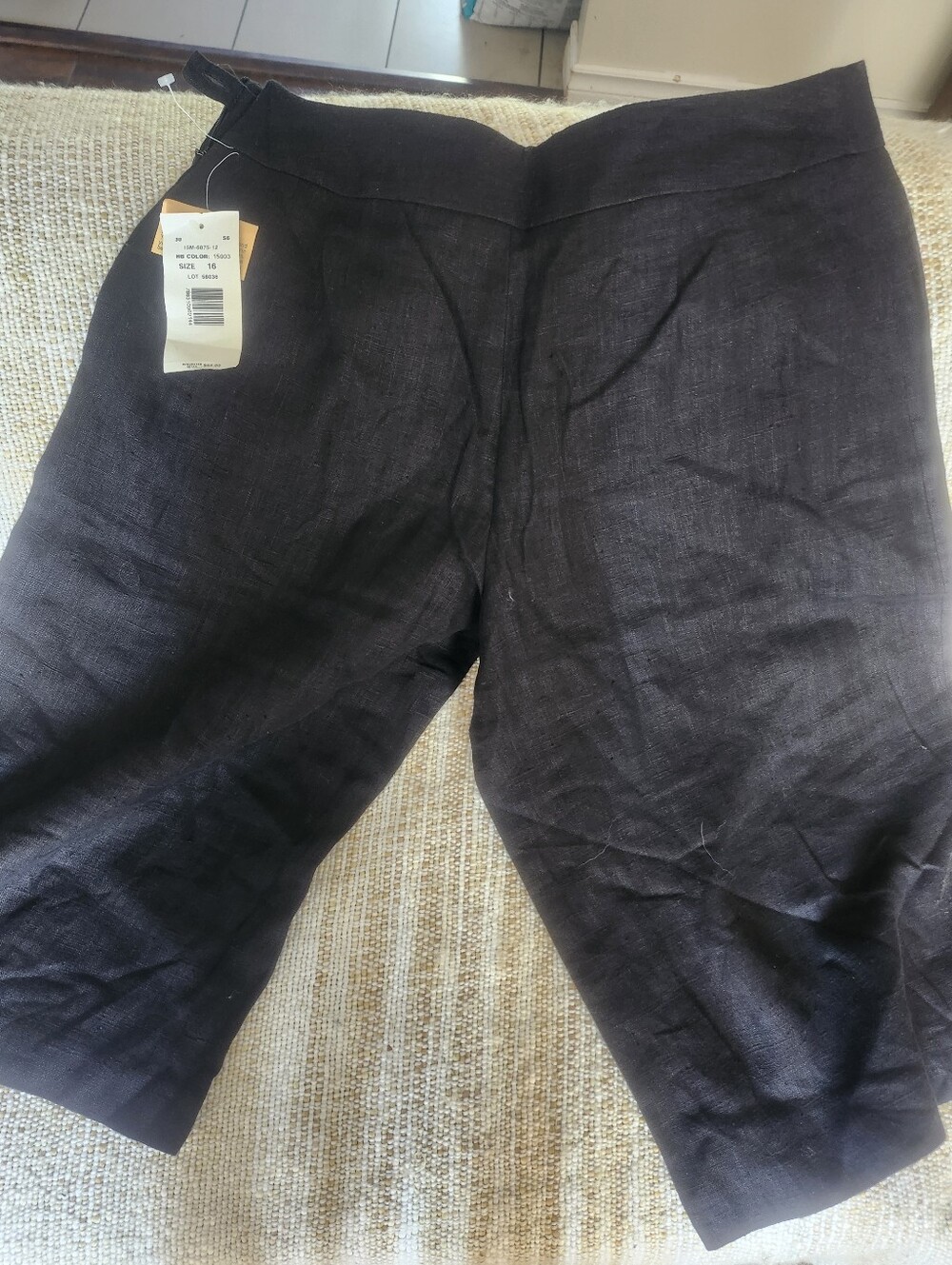 BNWT- Harve Benard Linen Capri Pants